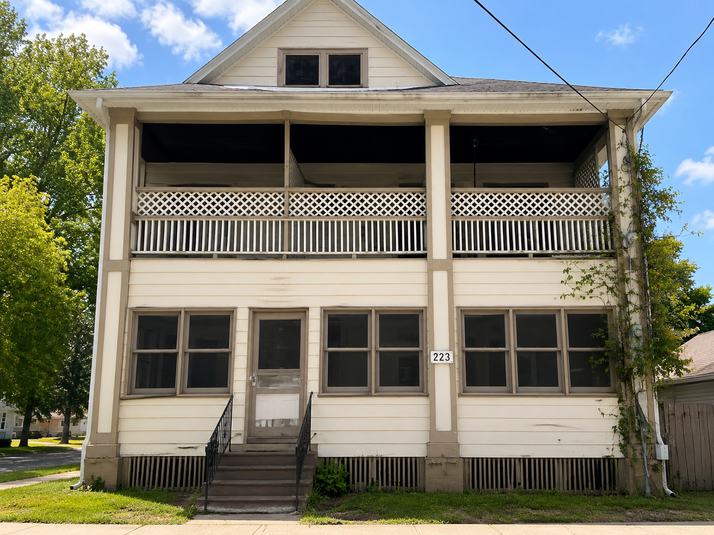 227 1/2 W Pleasant St