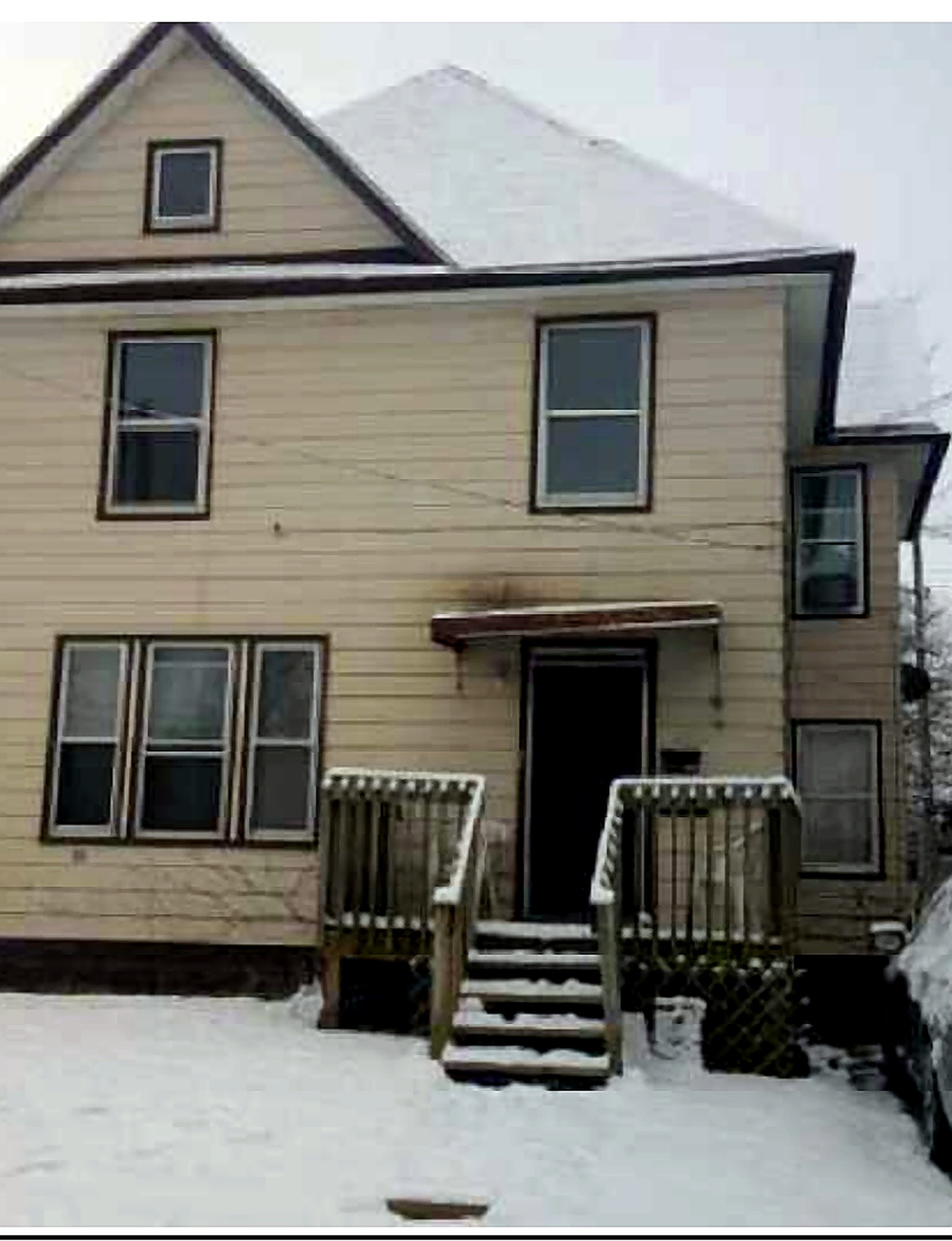 253 1/2 W Pleasant St