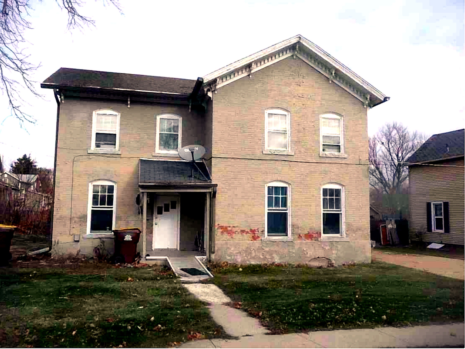 810 1/2 E Shawnee St